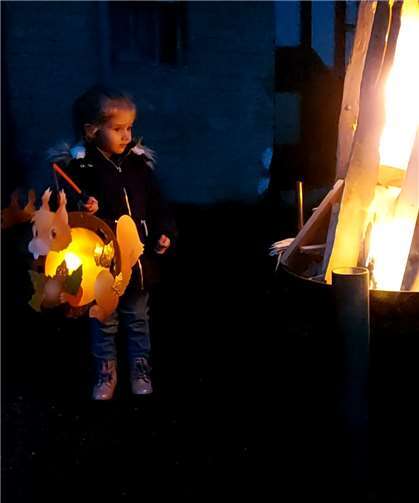 Einige Familien haben ein eigenes kleines Martinsfeuer veranstaltet. Fotos: privat