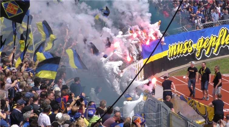 Einige Fans der TuS Koblenz hatten zu Beginn des Spiels Raketen und Pyrotechnik gezündet. Fotos: CF