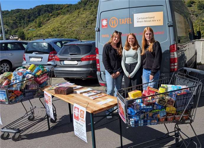 Einige Firmbewerberinnen sammelten vor örtlichen Discountern Lebensmittel für die Tafelausgabestelle in Polch.  Foto: Dietmar Barth