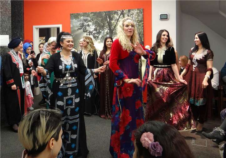 Einige Frauen trugen voller Stolz landestypische Kleidung aus ihren Herkunftsländern.