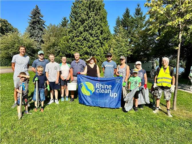 Einige Freiwillige kamen zum gemeinschaftlichen Aufräumen.  Foto: Verena Örenbas