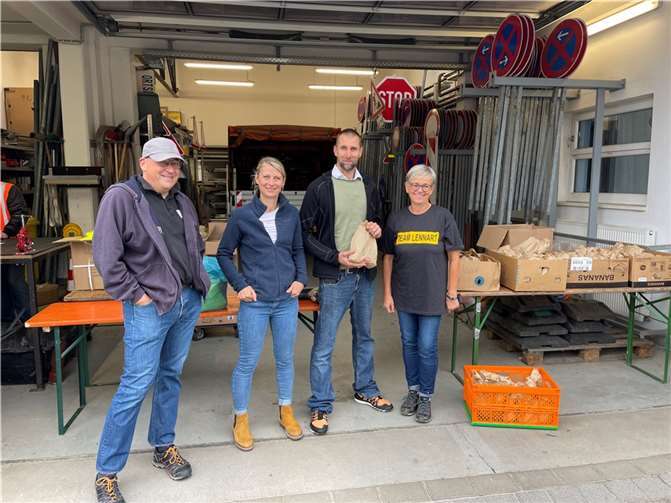 Einige Freiwillige versorgten sich am städtischen Baubetriebshof mit Arbeitsmaterial und Verpflegung.  Foto: Stadtverwaltung Lahnstein