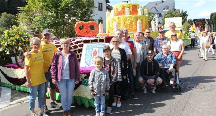 Einige Freunde aus Hohensaaten waren zu Besuch und beim Blumenstecken sowie dem Korso mit dabei. Jürgen Jachtenfuchs