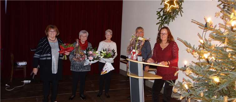 Einige Helferinnen und Helfer, die sich für die Ortsgemeinde einsetzen, erhielten ein Präsent. privat