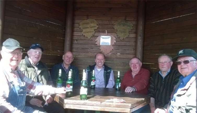 Einige Herren der „Domgartenhüttestammtischler“: Verdiente Pause nach getaner Arbeit.privat