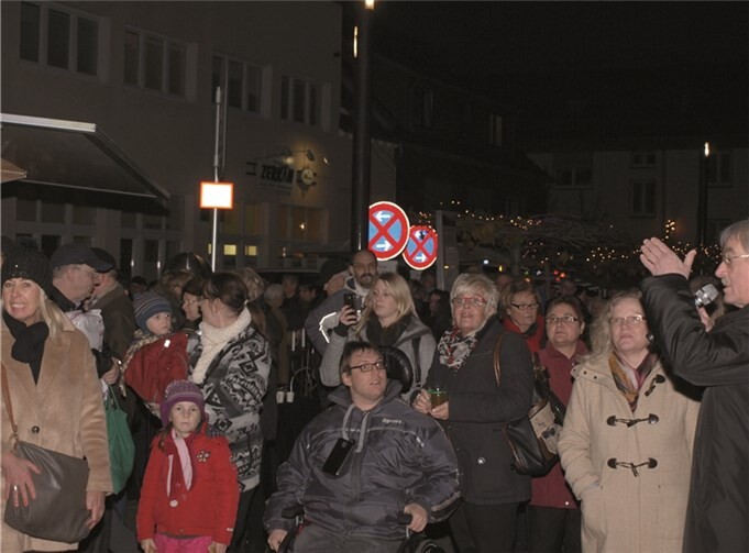 Einige Hundert Menschen wollten sich das Schauspiel nicht entgehen lassen und warteten, dass die Lichter am Baum erstrahlen. US