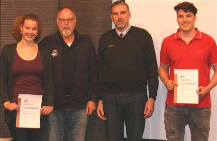 Einige Jubilare konnten ausgezeichnet werden (v. l. Eva Marie Schleyer (10 Jahre), Vorsitzender Jürgen Becker, Bezirksvorsitzender Henner Mattheus, Luca Eismann (10 Jahre)).