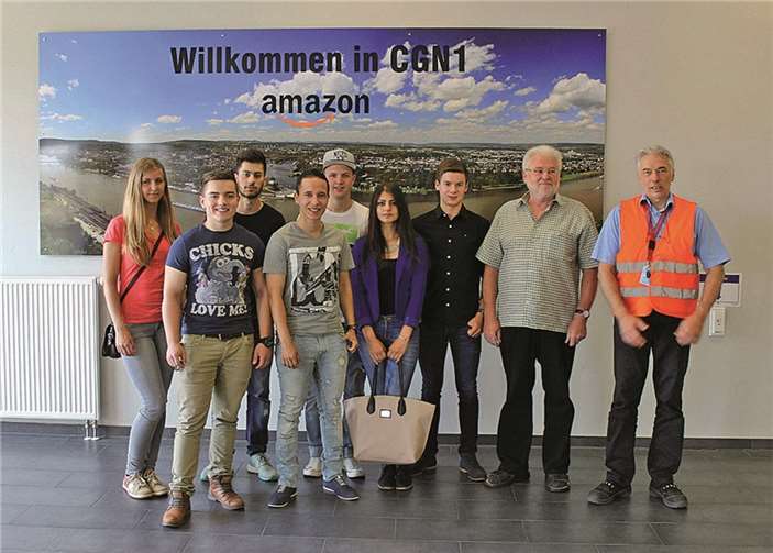 Einige Jungsozialistinnen und Jungsozialisten der SPD Mayen-Koblenz in der Amazon Empfangshalle.privat