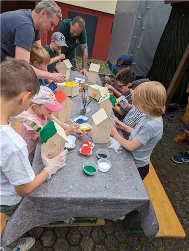 Einige Kinder der ACN-Jugendgruppe bei der Gestaltung der Nistkästen.  Foto: ACN Günter Ritz