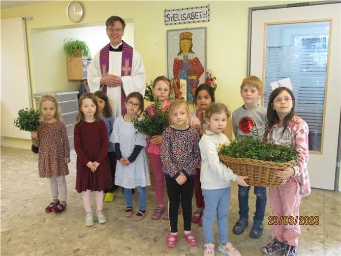 Einige Kinder mit ihrem Pastor Norbert Missong und den gesegneten Palmzweigen. Foto: privat