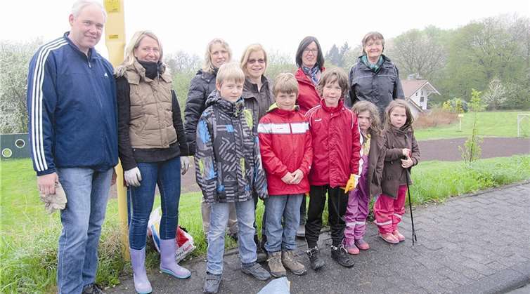 Einige Kinder und Bürger setzten sich für die Säuberung ihres Stadtteils ein.  Privat