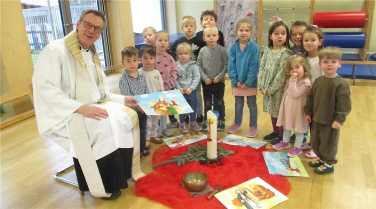 Einige Kinder und Pastor Norbert Missong nach dem Gottesdienst. Foto: privat