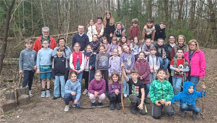 Einige Kommunionkinder mit dem Vorbereitungsteam (von links) Wolfgang Weber, Monika Leinz, Pastor Norbert Missong, Steffi Kennert, Evi Weinand und Sandra Rheindorf-Weber.Foto: privat