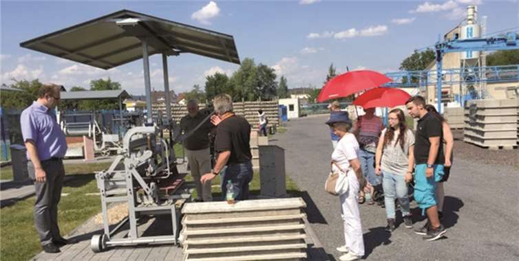 Einige Maschinen aus damaliger Zeit konnten aus der Nähe betrachtet werden. privat