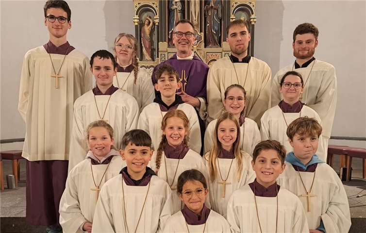 Einige Ministranten aus Kruft, Kretz und Nickenich mit ihrem Pastor in der Pfarrkirche Sankt Arnulf Nickenich. (Jeweils von links) Untere Reihe Kilian und Mona Hilger und Moritz Witte, zweite Reihe von unten Emma Wohde, Leandra Bonn, Anni Boos und Moritz Siegen, zweite Reihe von oben Benedikt Lohner, Adrian Neumann, Marlene Nonn und Malina Meid, obere Reihe Leonard Schütz, Leonie Beißel, Pastor Norbert Missong, Lukas Lindemann und Raphael Weber. Foto: Joachim Praml