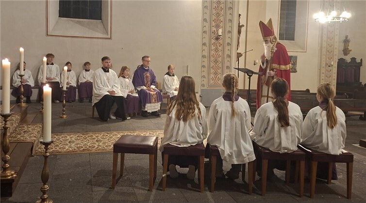 Einige Ministranten aus beiden Pfarreien begrüßen in der Sankt Arnulf Pfarrkirche den heiligen Nikolaus. Foto: Monika Leinz