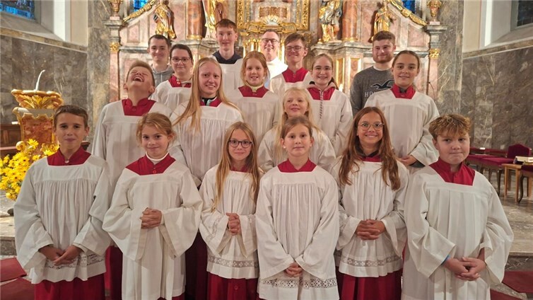 Gemeinschaft und Tradition  Einige Ministranten der Pfarreiengemeinschaft Kruft-Nickenich nach der Kirmesmesse in der Dionysius Kirche Kruft.  Foto: Stefanie Kennert