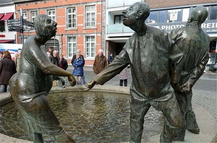 Einige Mitglieder an einem Aachener Brunnen. privat