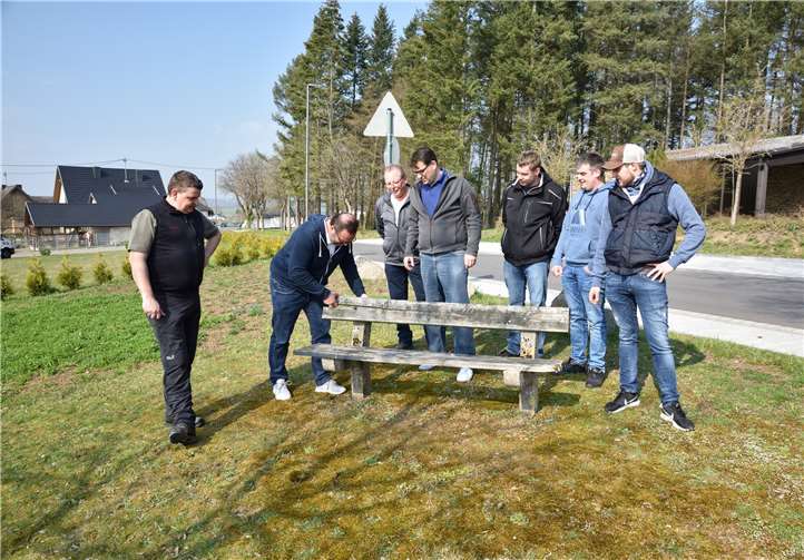 Einige Mitglieder der Wählergruppe „Wershofen:AKTIV“ haben sich über die aktuellen Zustände der Wanderwege rund um Wershofen ein Bild gemacht.Foto: privat