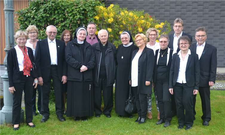 Einige Mitglieder des Arbeitskreises mit den Ordensschwestern aus den Kinderheimen Kattowitz und Myslowice. Foto: privat