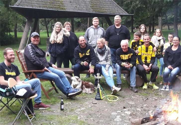 Einige Mitglieder des Fanclubs bei der Grillfeier.privat