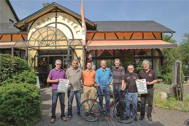 Einige Mitglieder des RSC Mayen vor dem Hotel Hansa in Mendig. privat