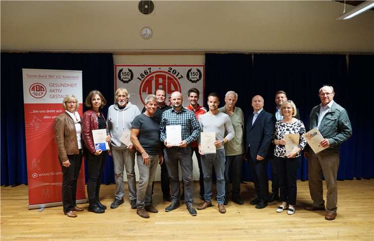 Einige Mitglieder des Turner-Bundes Andernach bekamen durch den Präsidenten Matthias Busenkell (Mitte links) die Ehrennadel des Sportbundes Rheinland mit dazugehöriger Urkunde überreicht. Foto: privat