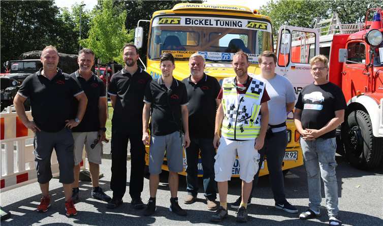 Einige Mitglieder des Vereins fanden kurz Zeit für ein Foto vor dem Racing Truck.Fotos: UP