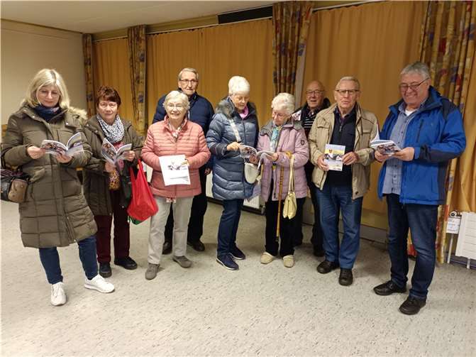 Einige Mitglieder präsentieren das Jahresheft.  Foto: privat