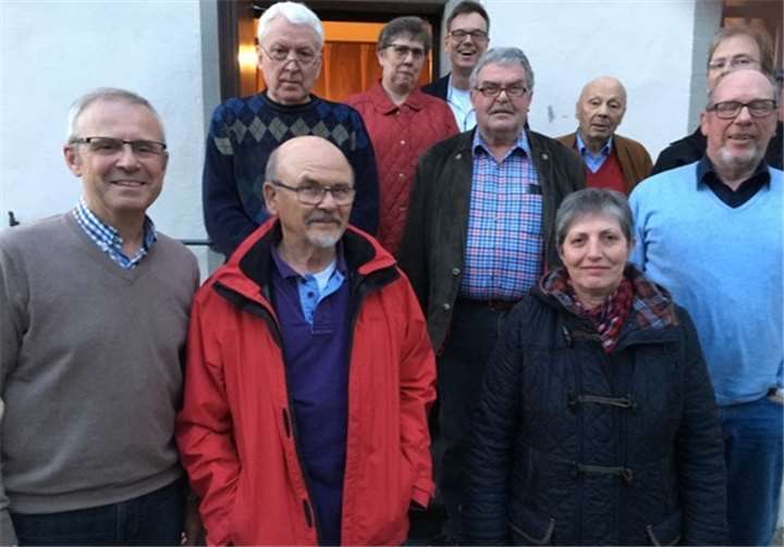 Einige Mitglieder stellten sich nach der Jahreshauptversammlung zum Foto auf.