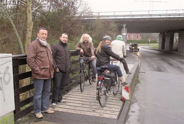 Einige Mitglieder von Bündnis 90/Die Grünen begutachteten die Radwegeführung zwischen Heimersheim und Heppingen.  Privat