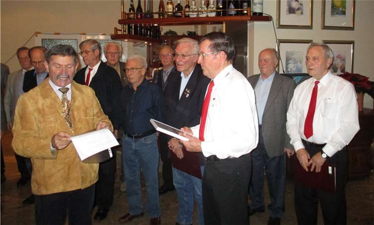 Einige Mitglieder wurden für ihre langjährige Mitgliedschaft im Männergesangsverein geehrt.privat