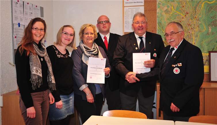 Einige Mitglieder wurden geehrt (v.l.): Sina Faßbender, Alexandra Böckler, Monika Bernardy, Rene Cremer - Bereitschaftsleiter, Karl-Heinz Bernady - 1. Vorsitzender und Bernd Schricker - stellvertretender Kreisvorsitzender.Resi Schwerter