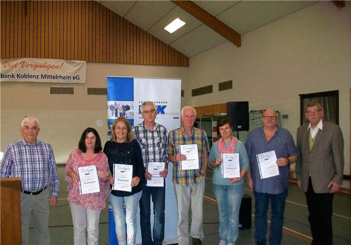 Einige Mitglieder wurden mit Ehrennadel und Urkunde ausgezeichnet.  privat