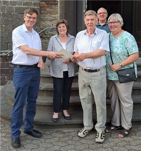 Einige Pfarrgemeinderatsmitglieder Jahren mit dem Schutzkonzept vor der Pfarrkirche: Pfarrer Norbert Missong, Monika Leinz, Pfarrgemeinderatsvorsitzender Horst Schmitz, Hans-Werner Degen und Elisabeth Schmitz. Foto: Nico Degen