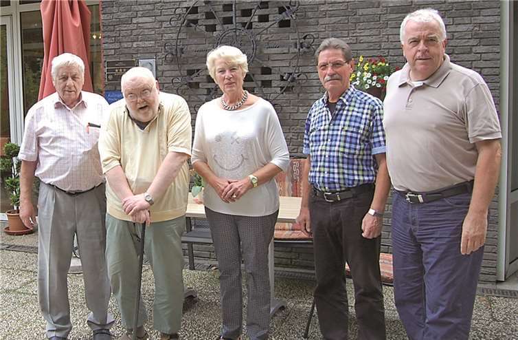 Einige Protagonisten bereiten die „Breisiger Verzällche“ vor. V. li.: Waldi Fabritius, Dr. Dirk Pollerberg, Inge Schmitz, Robert Hoss, Guido Ernst. FA