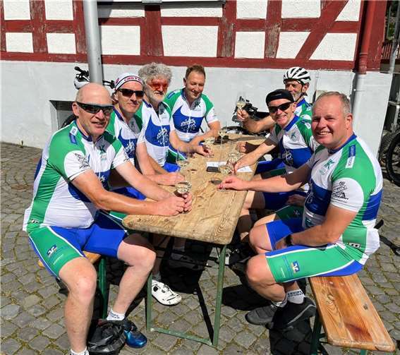 Einige Radsportler der Equipe EuroDeK an der Lahn und im Westerwald haben beim diesjährigen Gelbachtag auf die abgeschlossene Vorbereitung der „Energiewendetour“ im September angestoßen. Foto: Equipe EuroDeK, Uli Schmidt