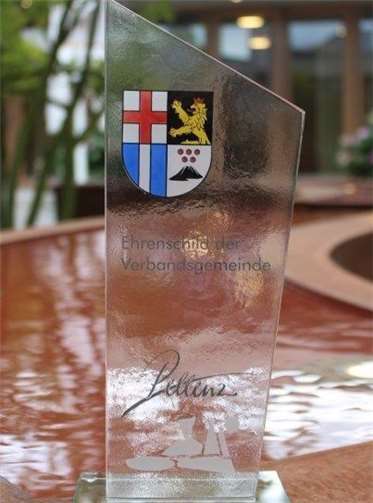 Einige Ratsmitglieder erhielten das Ehrenschild der Verbandsgemeinde.