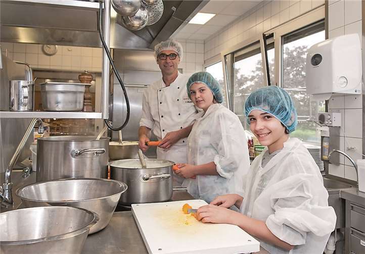 Einige Schüler halfen in der Kantine.