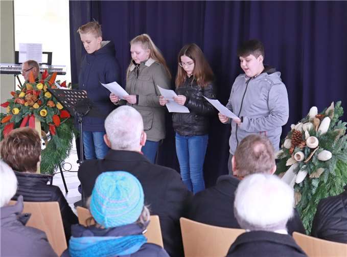 Einige Schüler trugen Gedichte vor.