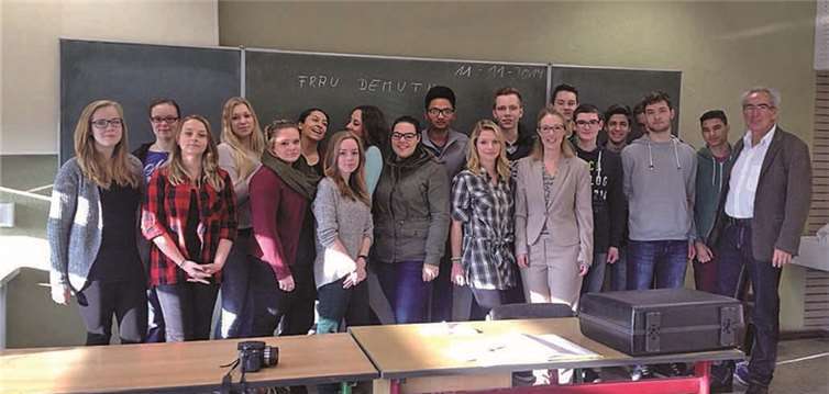 Einige Schüler und Schülerinnen der Stefan-Andres-Realschule plus empfingen Ellen Demuth in ihrem Klassenzimmer. privat