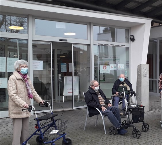 Einige Schülerinnen und Schüler der Christiane-Herzog-Schule übergaben die selbst gemachten Papiertüten pünktlich am Martinstag an die Bewohner des Seniorenzentrums.Foto: privat