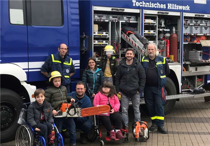 Einige Schülerinnen und Schüler mit den Mitarbeitern des Technischen Hilfswerks vor dem großen Lastkraftwagen.Foto: privat