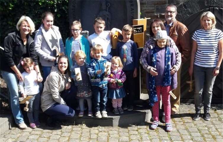 Einige Schul- und Kindergartenkinder aus Klotten ersetzten mit der Unterstützung einiger Eltern und Großeltern mit ihren Kleppern und Ratschen an den Kartagen die Kirchenglocken. Damit bleibt diese schöne Tradition auch in Klotten erhalten. privat