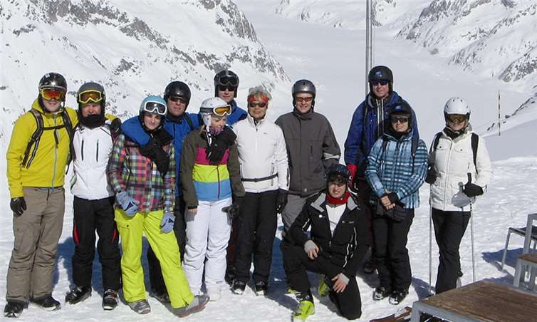 Einige Skifahrer und Snowboarder starteten vom Eggishorn in 2927 m.ü.M. entlang des Aletschgletschers zu einer rasanten Abfahrt. Privat