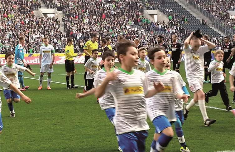 Einige Spieler nach dem Einlaufen ins Stadion.  Privat