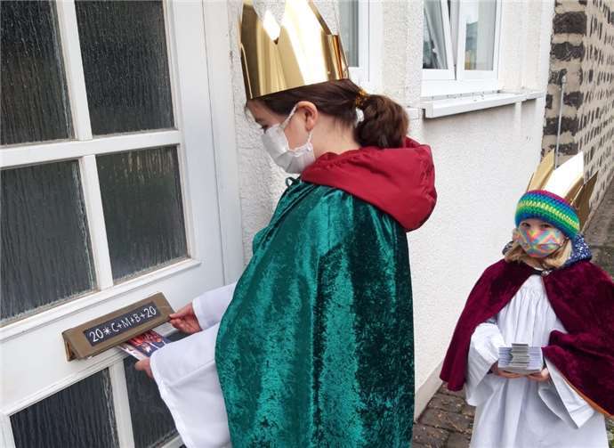 Einige Sternsinger zogen von Haus zu Haus mit Mund-Nase-Schutz.