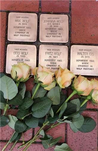 Einige Stolpersteine wurden gereinigt und zum Gedenken wurden Rosen niedergelegt. Foto: privat