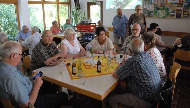 Einige Stunden sitzt man gemütlich zusammen.Viele Erinnerungen und Neuigkeiten werden ausgetauscht.