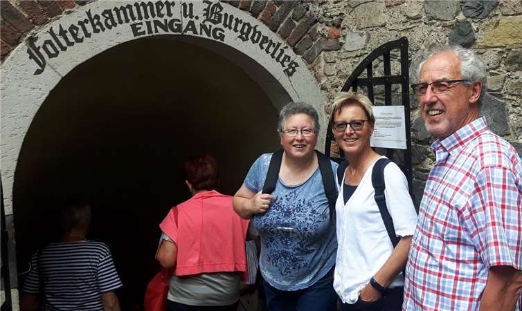Einige Teilnehmer am Eingang der Folterkammer im Schloss Linz.